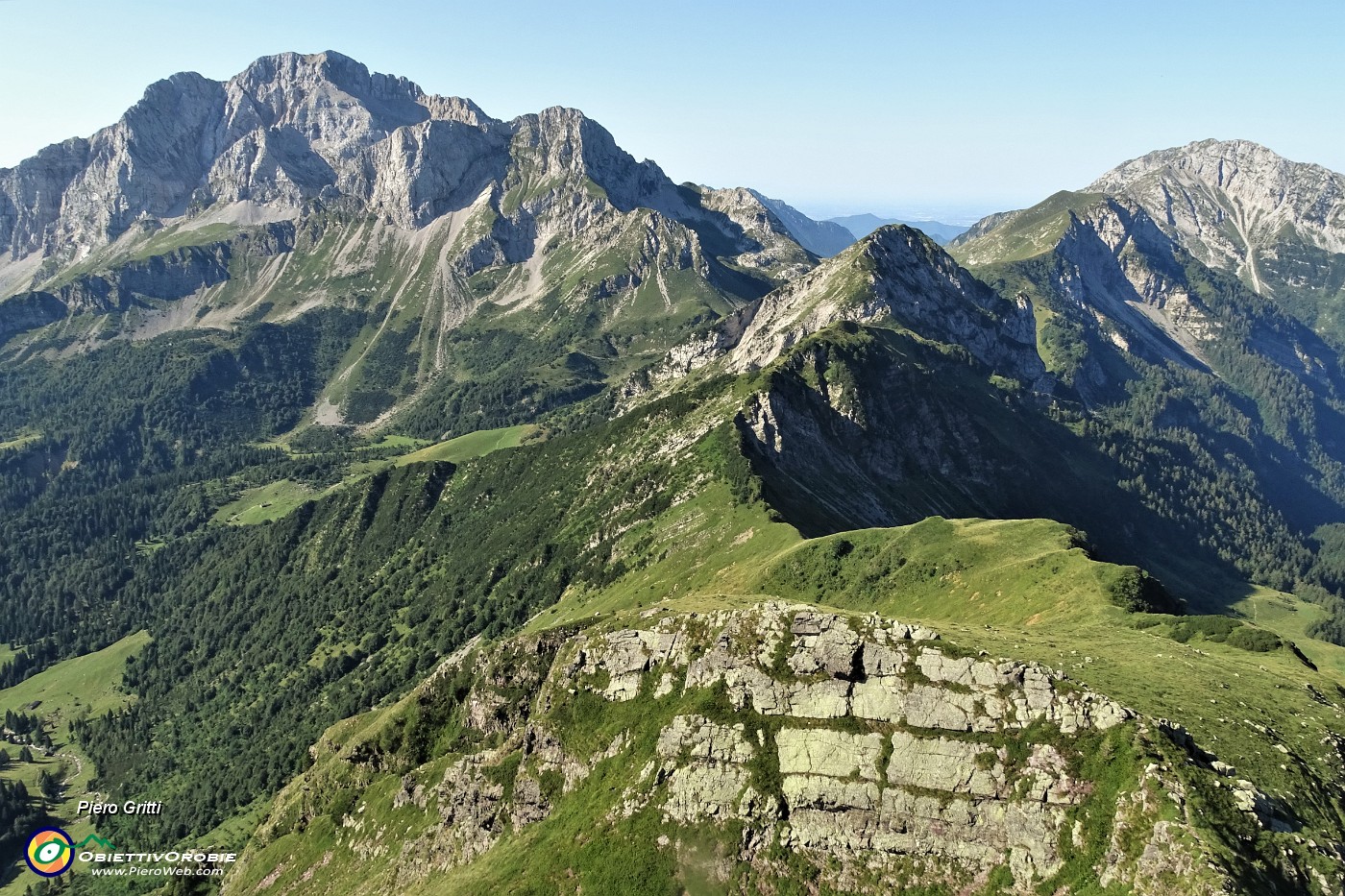 23 Dal Monte delle Galline vista a dx  sul percorso compiuto dal Passo della Marogella.JPG